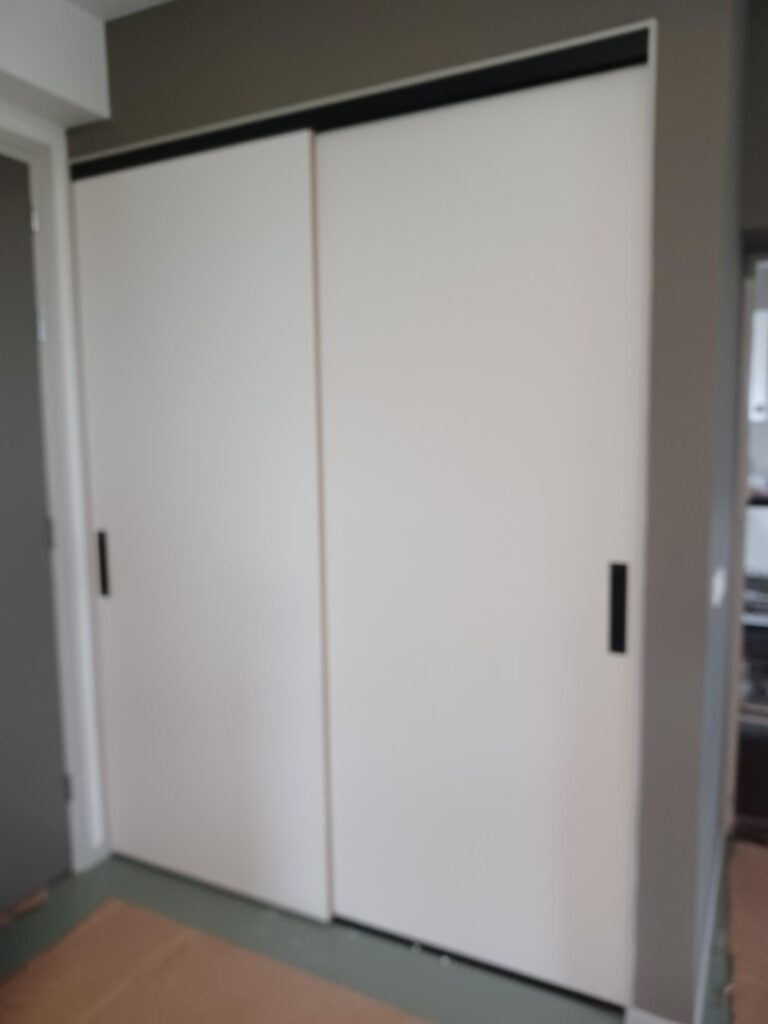 Schuifdeuren op maat in Kornhorn van Raffito Siena met zwarte rail