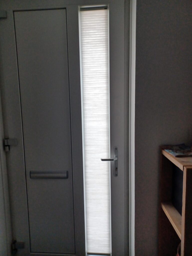 Easy Fit raamdecoratie op maat voor smal raam in voordeur in Groningen