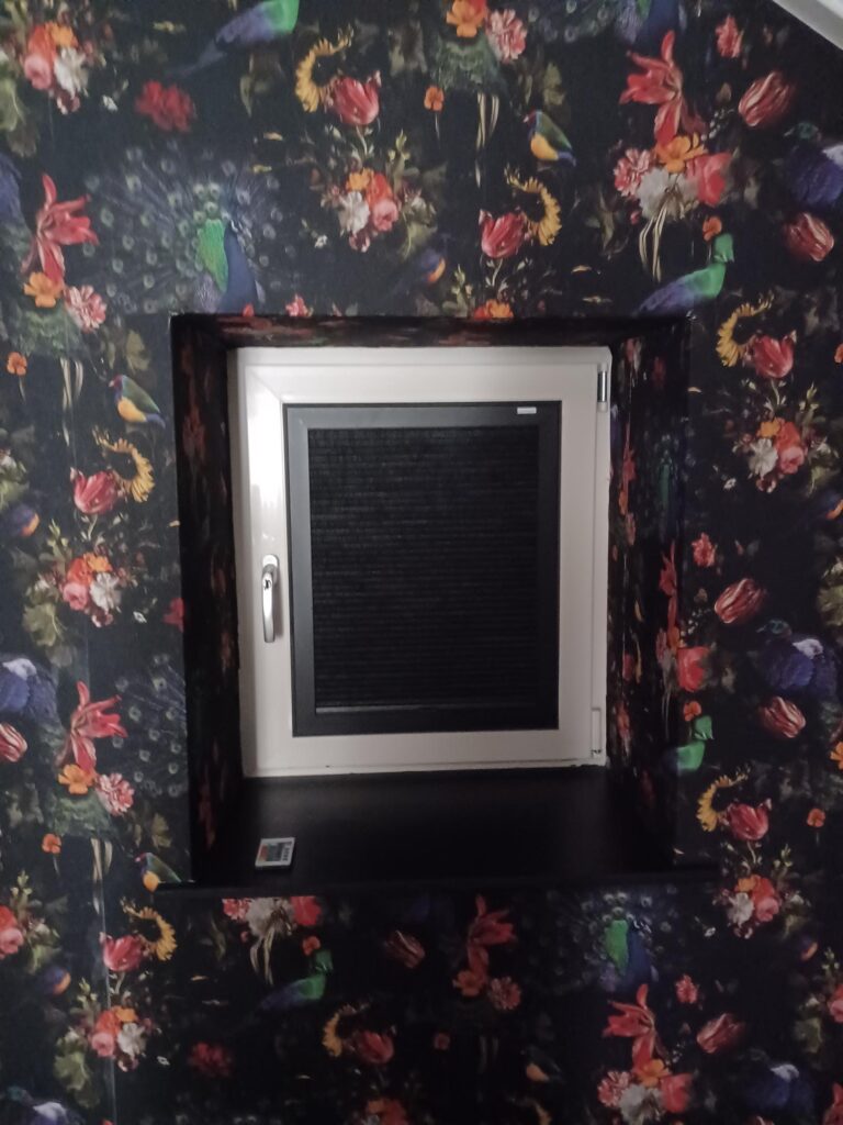 Raamdecoratie Opende easy click systeem RAL 9005 met zwarte aluminium jaloezieën 50 mm