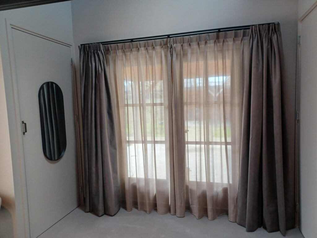 Gordijnen slaapkamer Opende met verduisterende Black Velvet Taupe en inbetween Copes Taupe