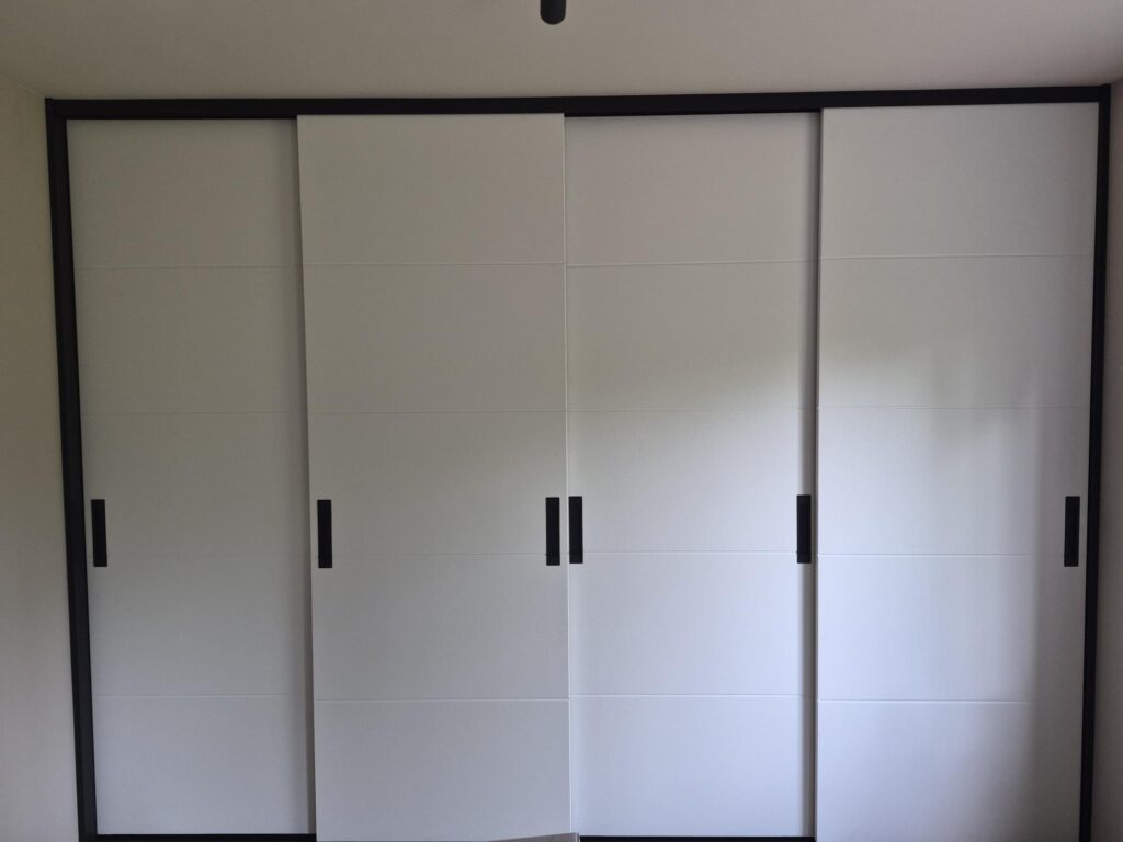 Maatwerk kast in Surhuisterveen wit met zwarte kadering en Bologna deuren