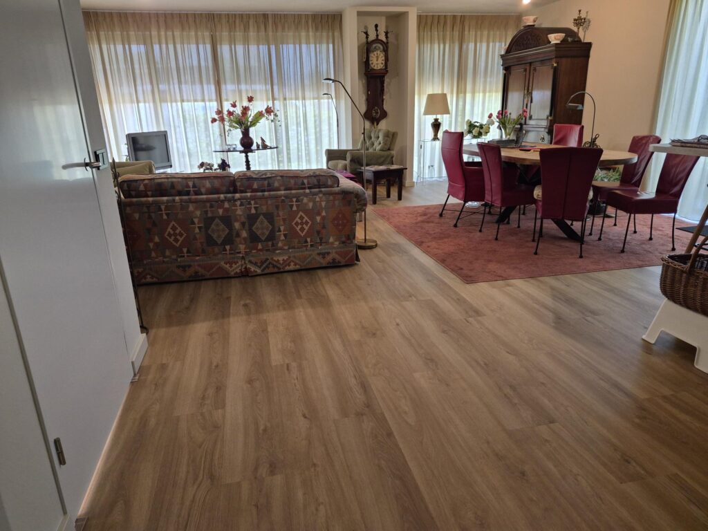 PVC vloer Viva Floors 3510 eiken met gordijnen en screens in Grijpskerk