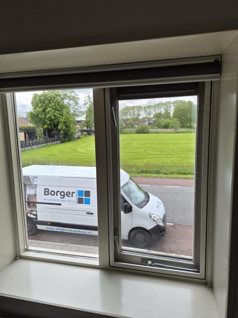 Maatwerk inzethor op kleur geplaatst in Kornhorn met Transpatec gaas en montage met pennetjes