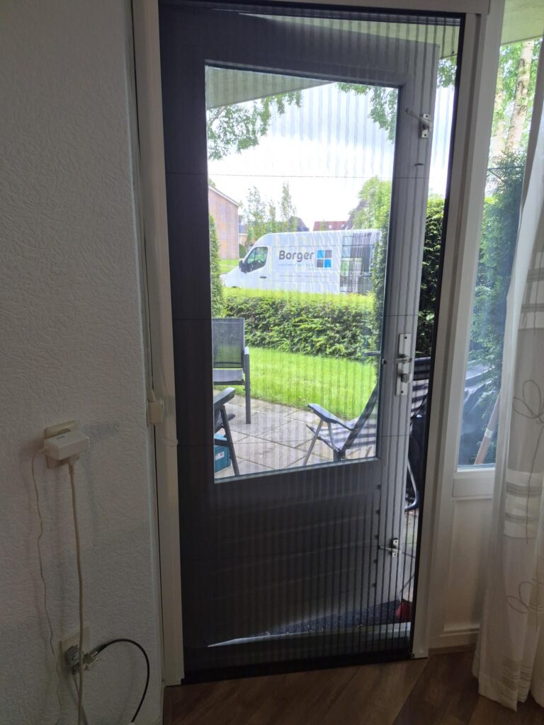 Toppoint plissé hordeur op maat geplaatst bij woning in Surhuisterveen