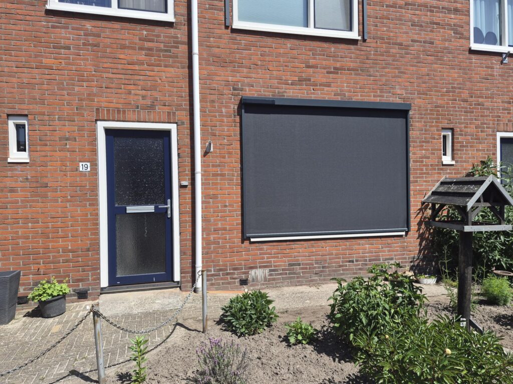 Solar screen Opende geplaatst door Borger Maatwerk aan Huis – draadloze zonwering op zonne-energie met handzender