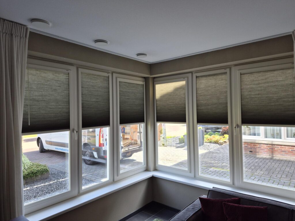 Easy Click raamdecoratie Ureterp woonkamer met semi transparante Duettes