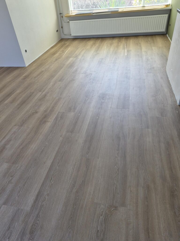 mFLOR River Oak Tarn PVC vloer in Drachten gelegd over voorbereide ondergronden van beton, hout en tegels.