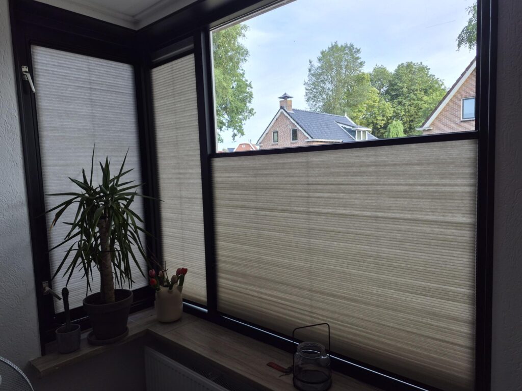 Easy Fit raamdecoratie op maat in RAL 9005 geplaatst in Augustinusga