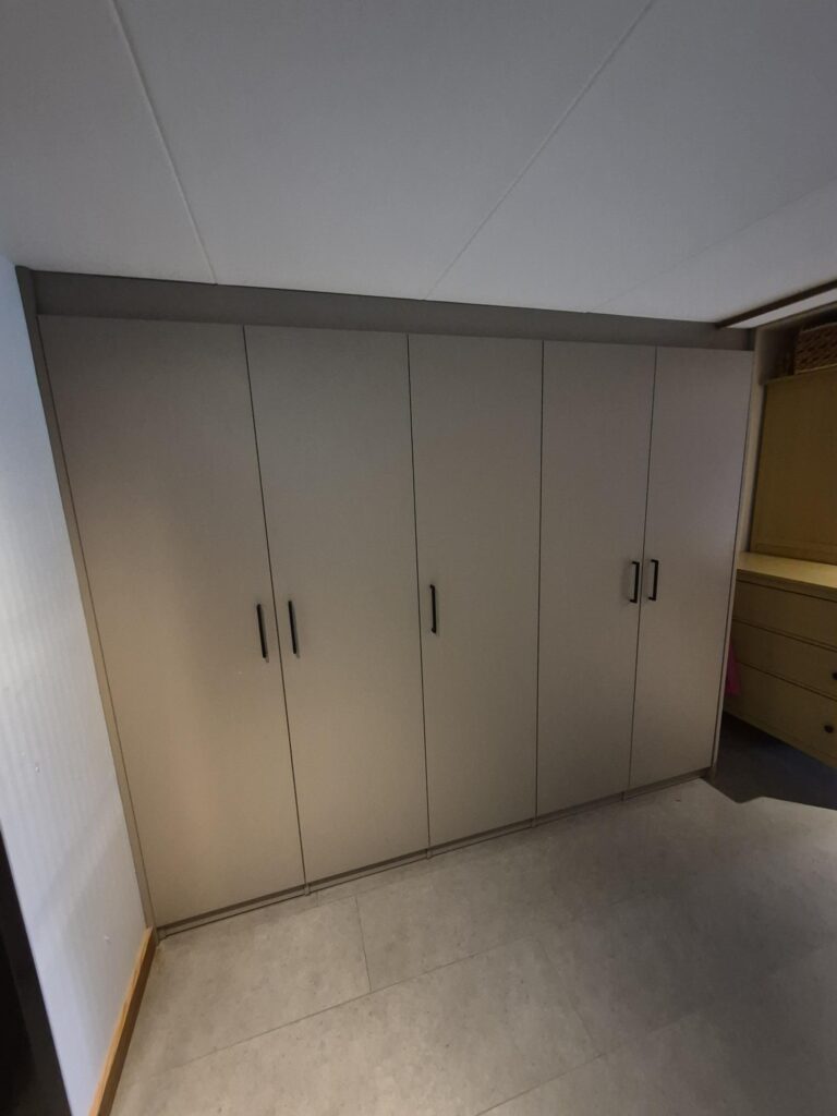 Raffito kast op maat Opende met beige draaideuren